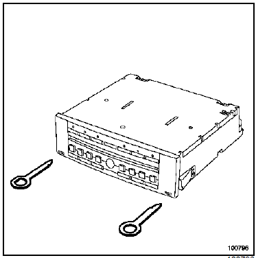 La dépose du changeur de disques compacts en façade